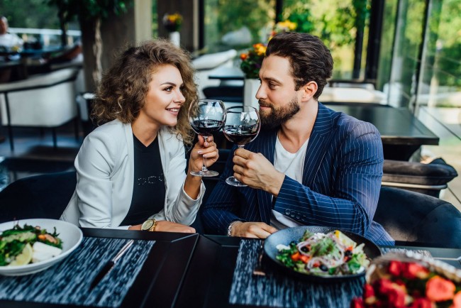 Top 5 des sites et applications pour trouver l'amour après 35 ans